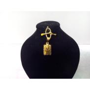 VARIOS ORIGENES DEL MUNDO | Amuleto Cristo Rostro c/ Cuadro Tumbaga Dorado 3 cm