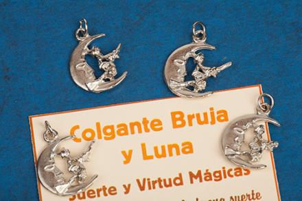 AMULETOS Y TALISMANES | COLGANTE BRUJA EN LUNA NIQUELADA 1.8X3 CM