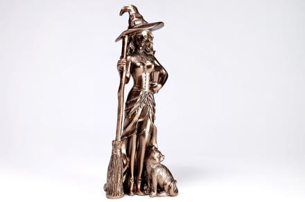 HADAS, BRUJAS Y FANTASÍA | FIGURA BRUJA CON ESCOBA, LIBRO DE CONJUROS Y GATITO COLOR DORADO 19X6,5 CM. HADAS, BRUJAS Y FANTASÍA | FIGURA BRUJA CON ESCOBA, LIBRO DE CONJUROS Y GATITO COLOR DORADO 19X6,5 CM.