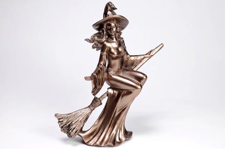 HADAS, BRUJAS Y FANTASÍA | FIGURA BRUJA MONTADA SOBRE ESCOBA COLOR DORADO 19X16 CM. HADAS, BRUJAS Y FANTASÍA | FIGURA BRUJA MONTADA SOBRE ESCOBA COLOR DORADO 19X16 CM.
