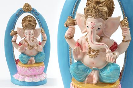 BUDAS Y GANESHAS | FIGURA GANESHA COLORES SOBRE ALTAR OBLONGO AZUL CELESTE 24X14,5CM BUDAS Y GANESHAS | FIGURA GANESHA COLORES SOBRE ALTAR OBLONGO AZUL CELESTE 24X14,5CM